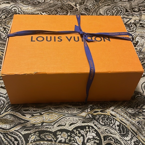 Louis Vuitton Run Away Sneakers(Authentic) - Picture 7 of 7